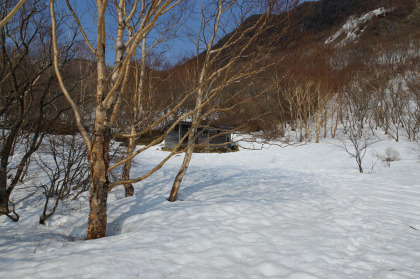 雪に覆われた斜面に建つ那須岳避難小屋。