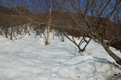 那須岳避難小屋から剣ヶ峰の下のトラバース区間まで斜面の上の雪の登りです。