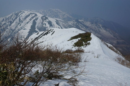 甲子分岐から大峠までの尾根の道は、深く雪の残っている区間が多く見られました。