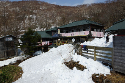 布団干し中の三斗小屋の二軒の旅館。