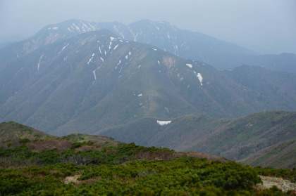 三本槍ヶ岳から見た大峠と先に延びる流石山以北の稜線。