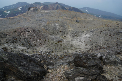 茶臼岳の噴火口跡。