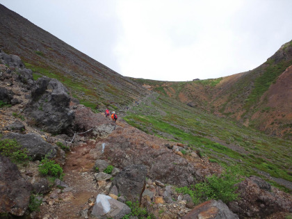 曇天の那須岳の峰の茶屋峠。