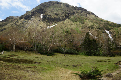 五色沼と弥陀ヶ池の間にある野原から見上げる白根山は、溶岩ドームであることがよく分かる。