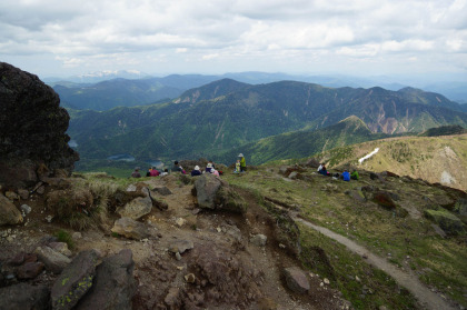 白根山の山頂は休憩ポイントに事欠かない。