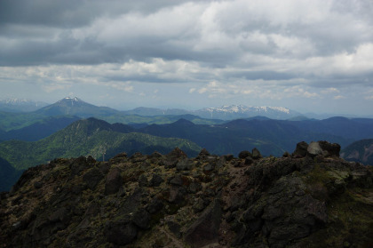 山頂の北の岩峰から見た燧ヶ岳（左）と会津駒ヶ岳（右）。