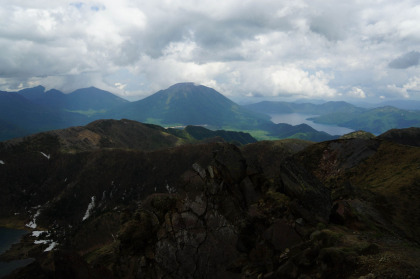 山頂の南の岩峰から見た男体山（中）と中禅寺湖。