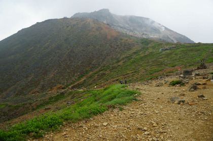 峰の茶屋峠で雨が降り出した。