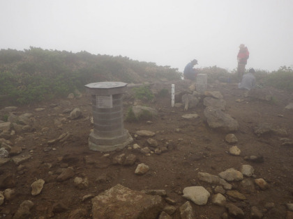 雲に覆われた三本槍ヶ岳の山頂。