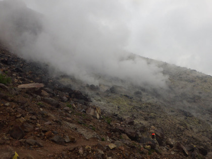雨水が噴煙を大きくするらしく、これまでで最もすさまじかった茶臼岳の噴気口。