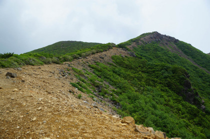 熊見曽根に続く森林限界を越えた岩の稜線。