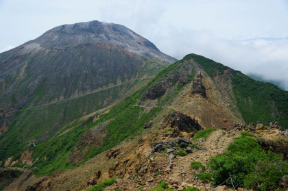 岩稜の先に茶臼岳の山頂が見えます。