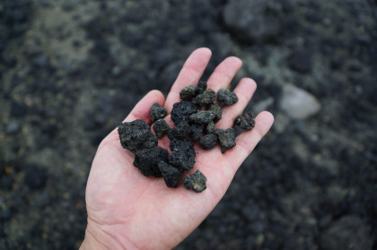 火山の噴出物のスコリア。黒い色をした軽石です。那須連山の稜線ではここでだけ見られました。