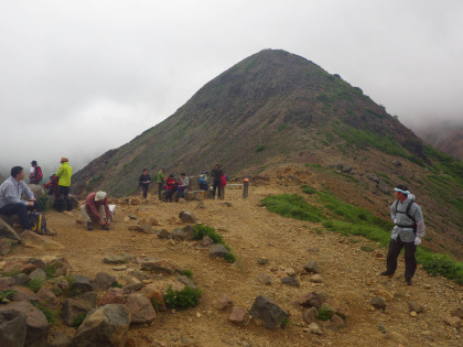 登山者の多くは峰の茶屋峠で休憩を取っていく。