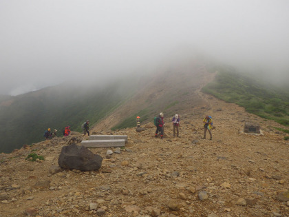朝日岳の肩まで来ると、歩いている登山者の数がぐっと減る。