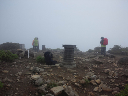 雨風の中を三本槍ヶ岳まで歩いてくる登山者はごく少数だった。