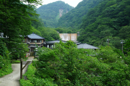 駒止の滝から北温泉までは舗装されているので、宿泊客向けの移動手段があるのかもしれません。