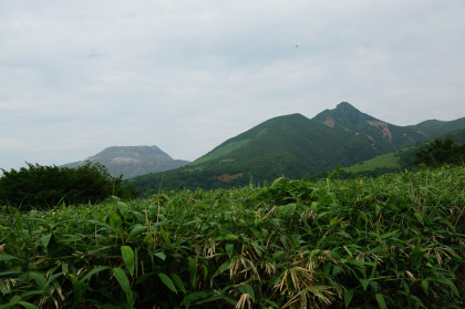 左には朝日岳（右）と茶臼岳（左）が見えます。