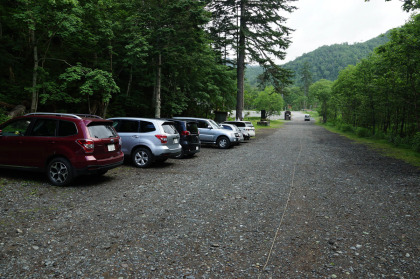 菅沼登山口の駐車場。最大70台駐車できると書かれています。乗用車1日1000円。