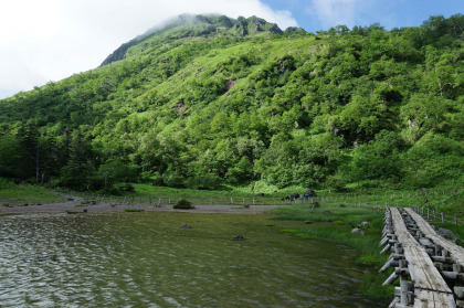 弥陀ヶ池の上に白根山の溶岩ドームが見える。