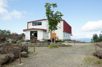 山頂駅の廻りにはレストランや足湯、高山植物の花畑などがあります。