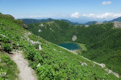 前白根山の向かって下ります。五色沼が稜線に見えたり隠れたりします。