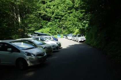 車であふれていた林道奥の駐車場。