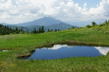 池塘越しに見る燧ヶ岳。