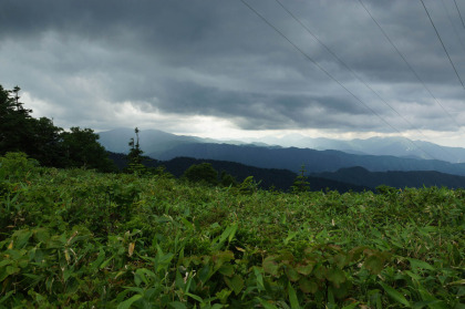 送電線の下をくぐる頃には、廻りを黒い雲が覆っていました。