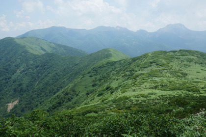 右から茶臼岳、剣ヶ峰、朝日岳、三本槍ヶ岳の稜線が見えます。