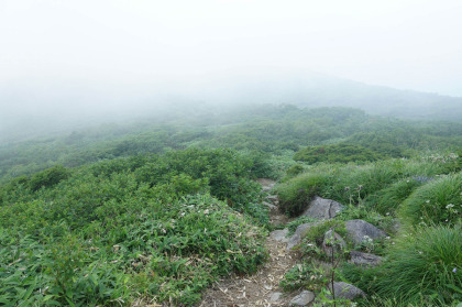 三本槍ヶ岳を越えると雲がかかって視界を遮ってしまいました。