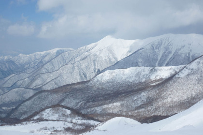峰の茶屋から少し登ると、北に大倉山の山稜が見えました。
