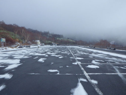峠の茶屋県営駐車場。斑に雪が積もっていました。