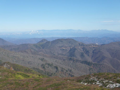 北には右から安達太良山、中央に屏風の様な吾妻連峰、左端に三角錐の会津磐梯山が見えます。
