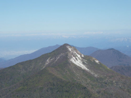 甲子旭岳の背後に朝日連峰が見えました。