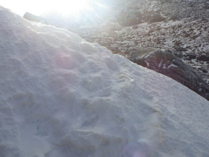 火口壁の登り箇所に雪の斜面がすでに凍りついて滑りやすくなっている箇所がありました。