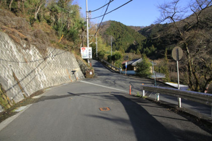 栃谷の車道の丁字路